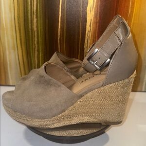 NWOT Big Buddha Taupe Suede Espadrille Wedge Sandals - Women’s Size 7.5
